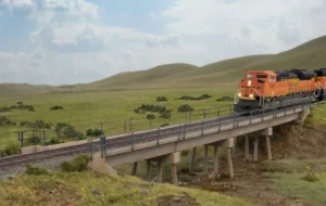 Modern Short-Span Concrete Railroad Bridge -- Kit - Walthers Cornerstone Part # 933-4591