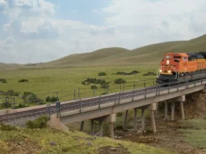 Modern Short-Span Concrete Railroad Bridge -- Kit - Walthers Cornerstone Part # 933-4591